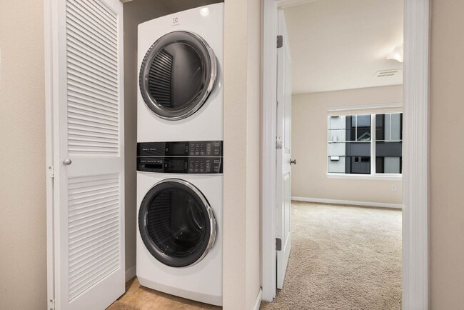 Building Photo - Modern Townhome with Garage in High Point Community