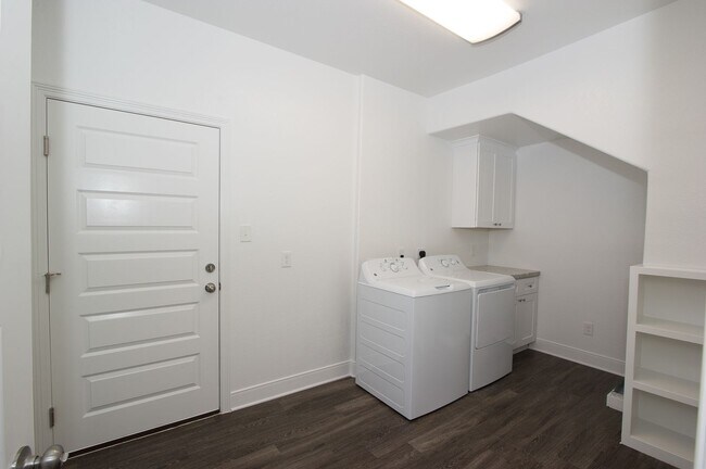 Building Photo - ADORABLE 2/1 APARTMENT CLOSE TO CAMPUS! FEB-JULY SUBLEASE!