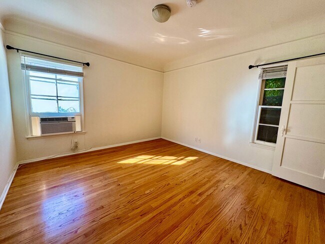 Building Photo - Sun-Filled 1-bed 1-bath First Floor short ...