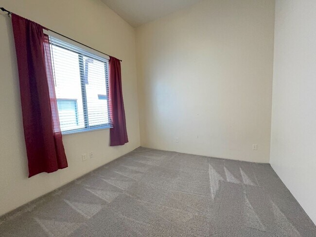 Building Photo - Available Now-3 bdrm/2 bath large open con...
