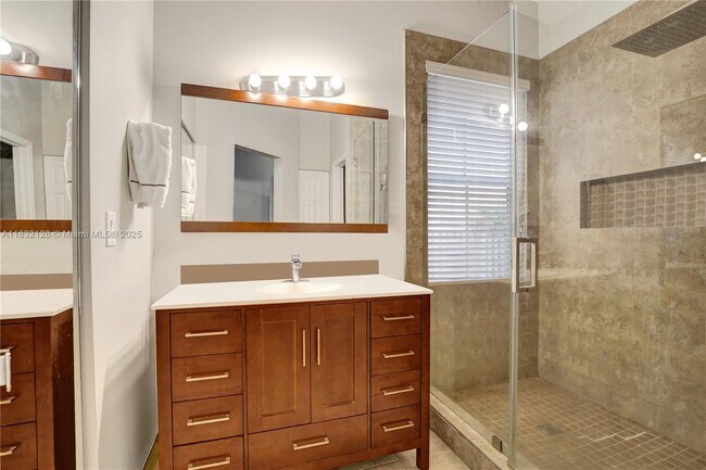Building Photo - 930 Bluewood Terrace
