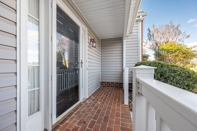 Building Photo - Main Level 2 Bedroom