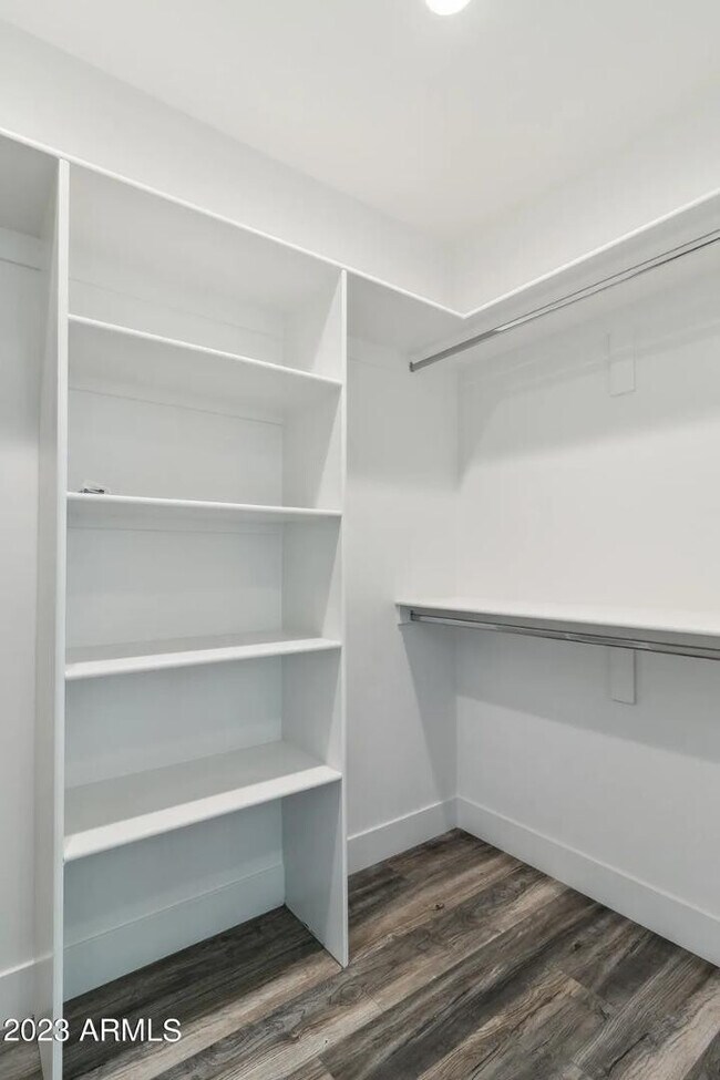 Building Photo - 902 W Hazelwood St