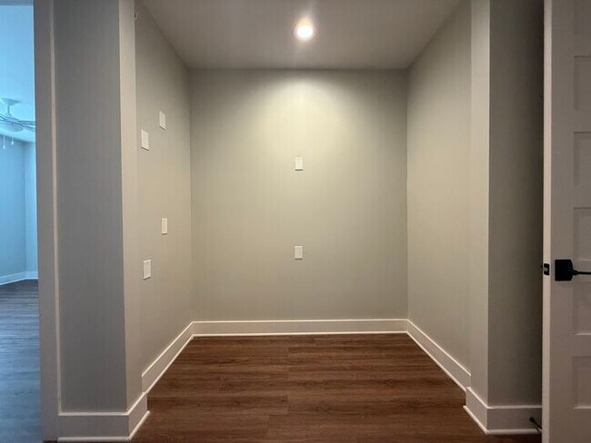 Building Photo - Modern 2 Bedroom Condo in the Heart of Melrose