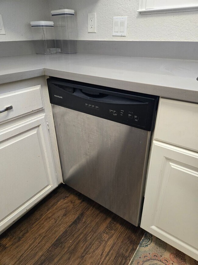 Building Photo - Beautifully Updated 3 Bed, 2 Bath House