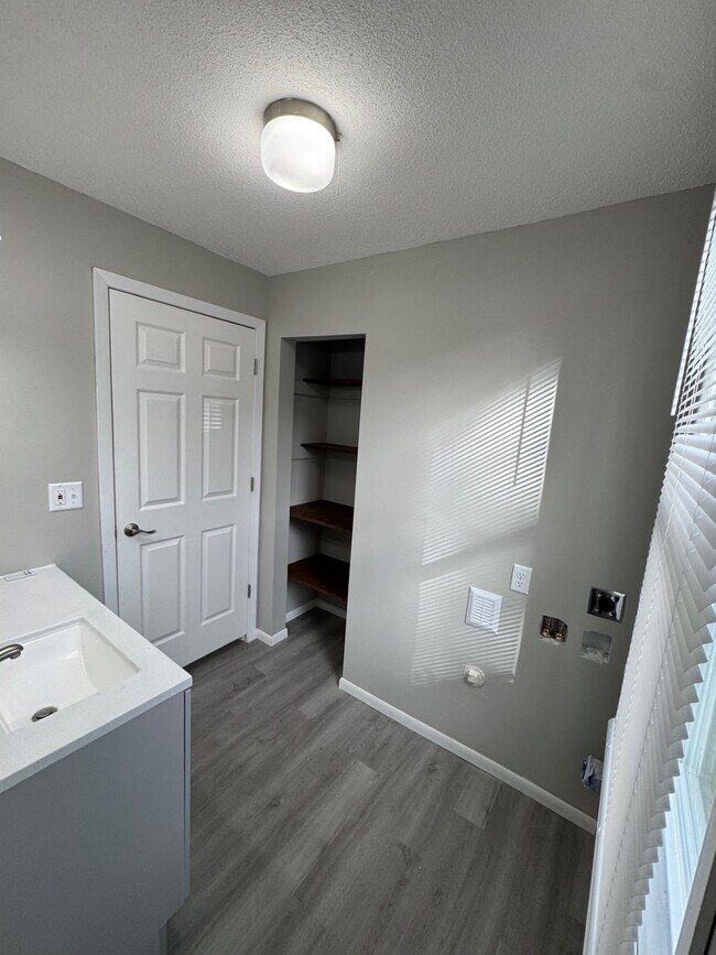 Building Photo - 820 Hagar St