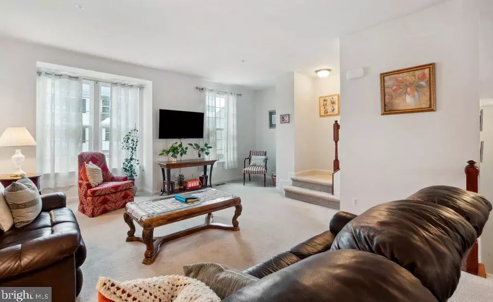 Living - 1280 Rannoch Ln