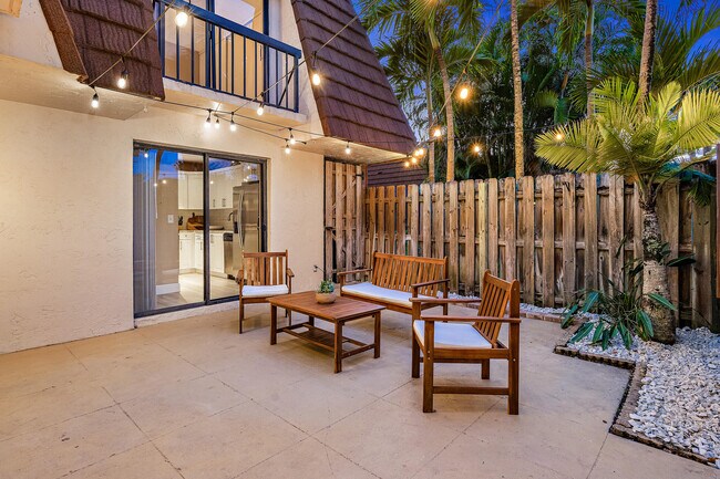 Building Photo - 825 Center St