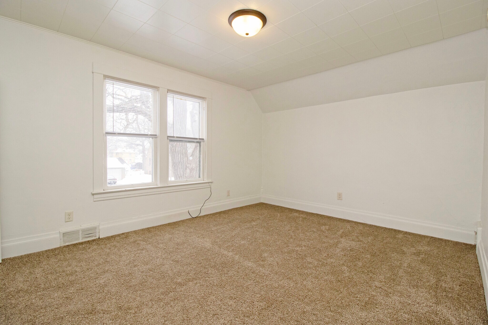 Building Photo - 612 7th Ave S