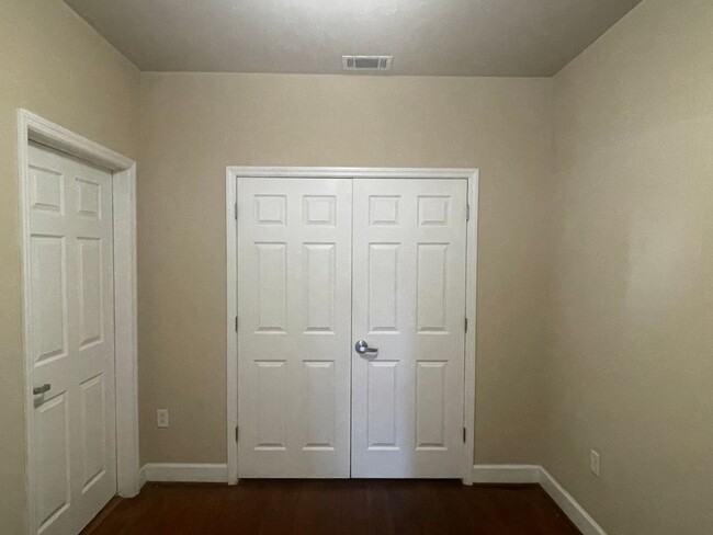 Building Photo - One Bedroom Apartment in Great Downtown Lo...