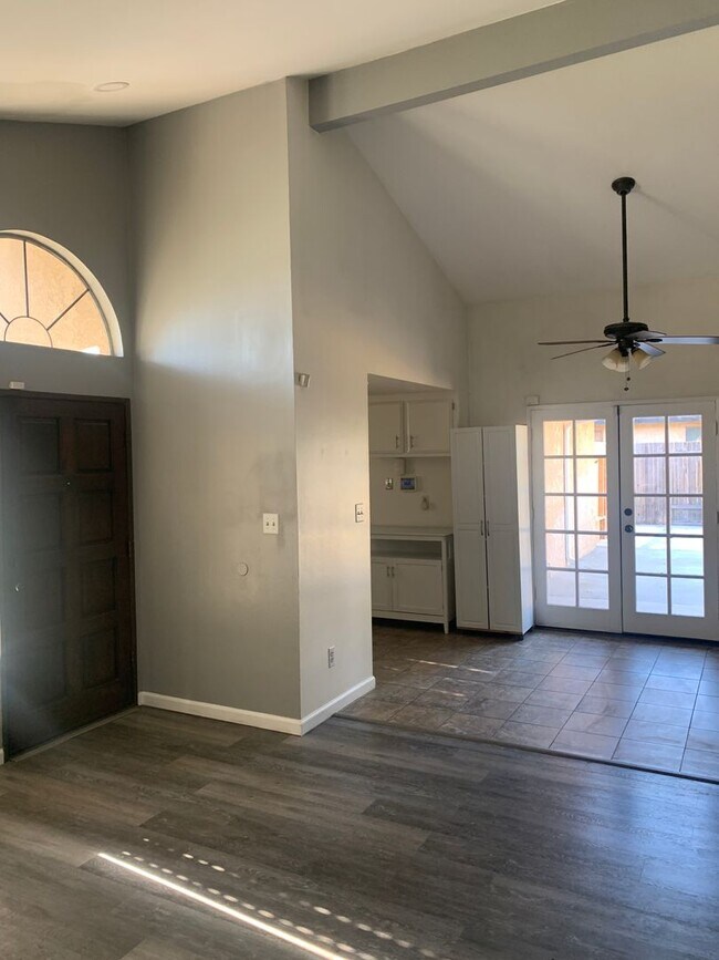 Building Photo - Clean 3 Bedroom / 2 Bathroom House in Sout...