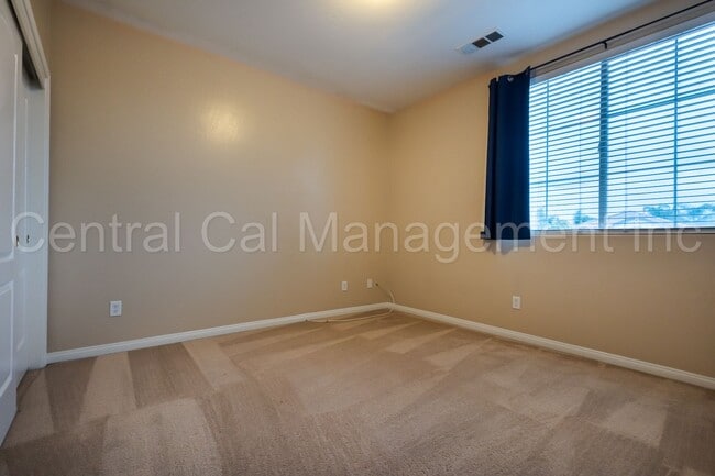 Building Photo - Large 4 Bedroom, 3 Bath Home in the Desire...