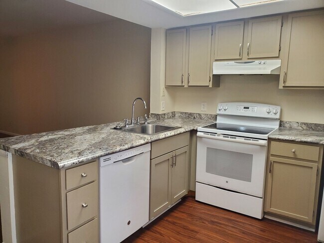 Building Photo - **Available mid October** 2 Bedroom/ 2 Bat...