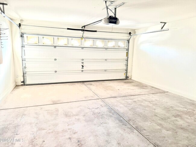 Building Photo - 2432 W Tamarisk Ave