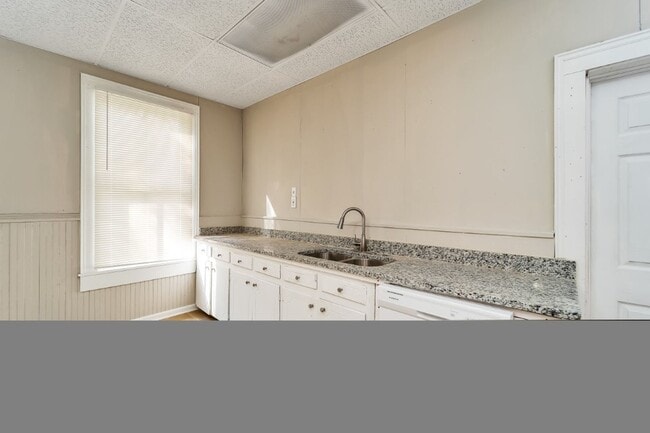 Building Photo - Talladega Beauty! Renovated 4BR/2BA with Huge Covered Porch