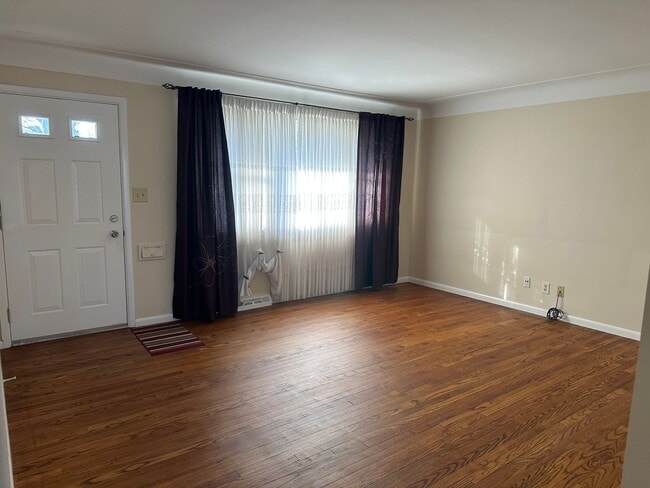 Building Photo - Multi Family Home 3 Bedroom and 2 Bath