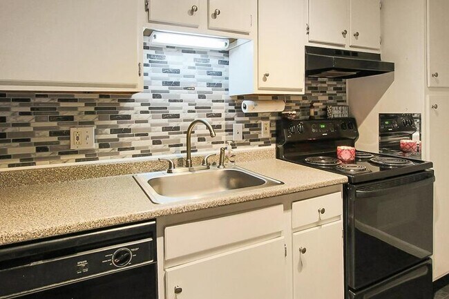 Building Photo - 9 Strawberry Bank Rd