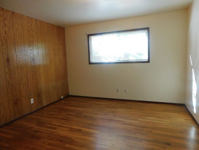 Building Photo - Spacious 3/Bedroom-1-1/2Bathroom Home In F...