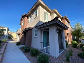 Building Photo - Gorgeous 2Bed/2.5Bath/2Car Townhome located in Gated Community in Henderson