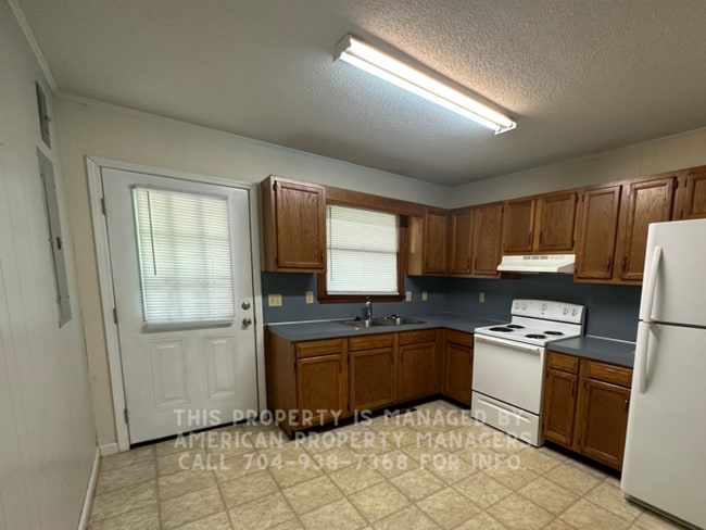 Building Photo - 132 Crest Cir