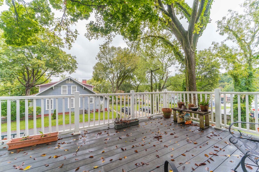 Building Photo - 710 Phillips Ave