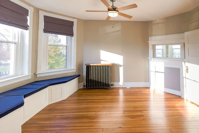Building Photo - Fully Renovated 3 BR/1.5 BA Apartment in C...