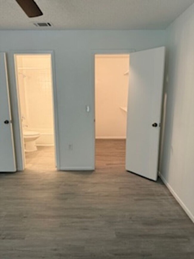 Building Photo - Landing - 974-303