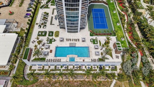 Building Photo - 18911 Collins Ave