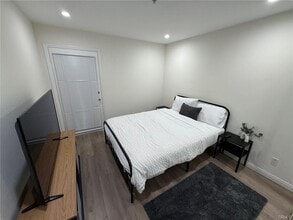 Building Photo - 116 W Maple St