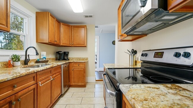 Building Photo - 14 Sanchez Ave