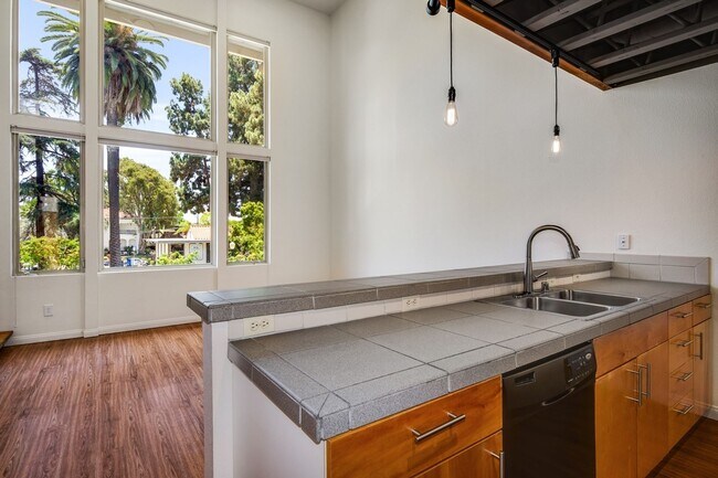 Building Photo - Trendy Live Work Loft Kensington Park Plaza