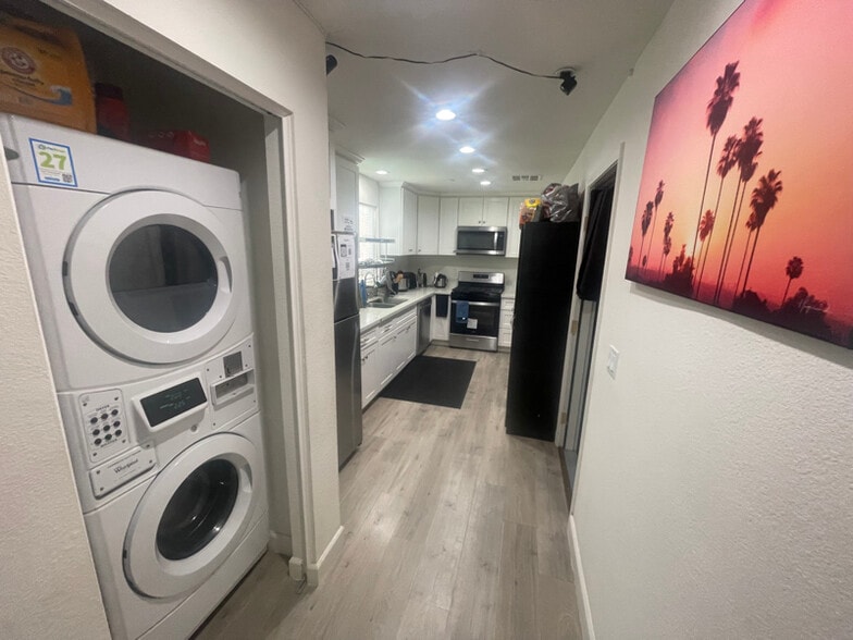 Building Photo - 866 N Edgemont St