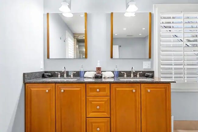 Building Photo - Stunning 3BR 3BA Fully Furnished Home w/ Granite Kitchen + Patio & Fenced Yard in Prairie Village