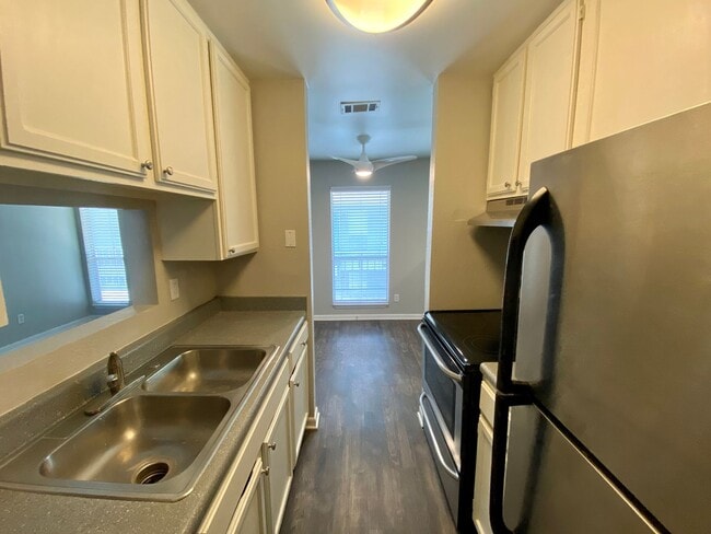 Building Photo - Charming 3rd floor condo located in gated community with a pool!