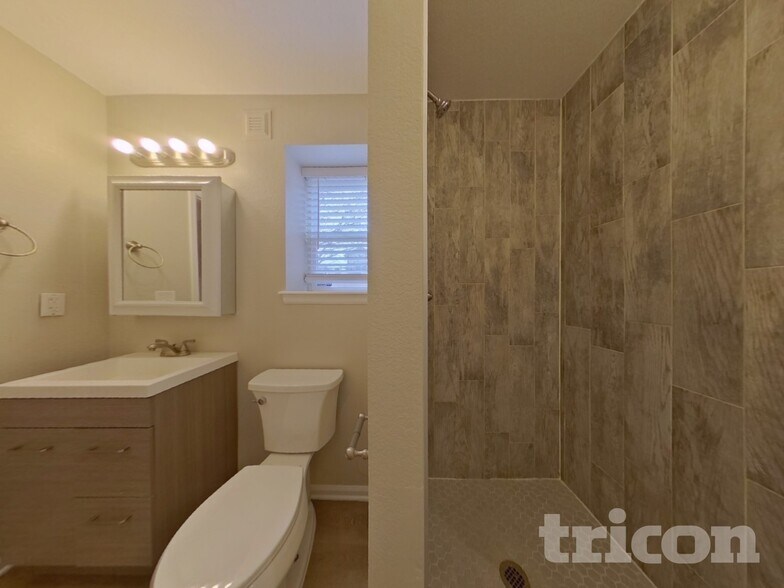 Building Photo - 414 Hawthorn St