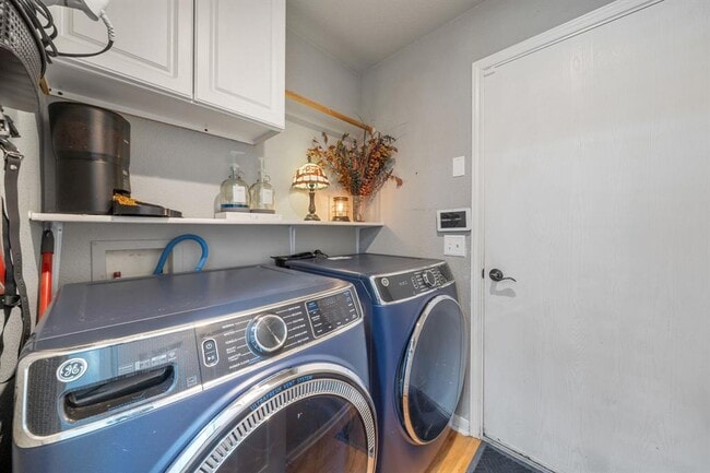 Building Photo - 301 Zebra Dr