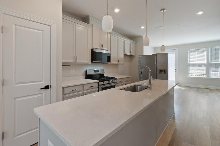 Building Photo - 306 Phoenix Dr
