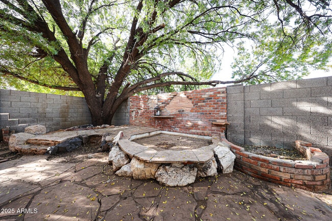 Building Photo - 214 S Rush Cir E