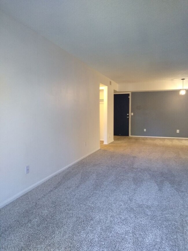 Building Photo - Awesome 2 Bedroom 2 Bath Condo w/ Garage P...