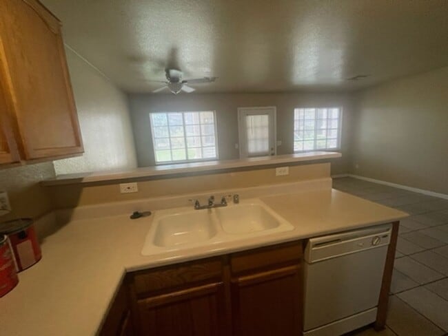 Building Photo - 3 Bedroom Townhouse!!