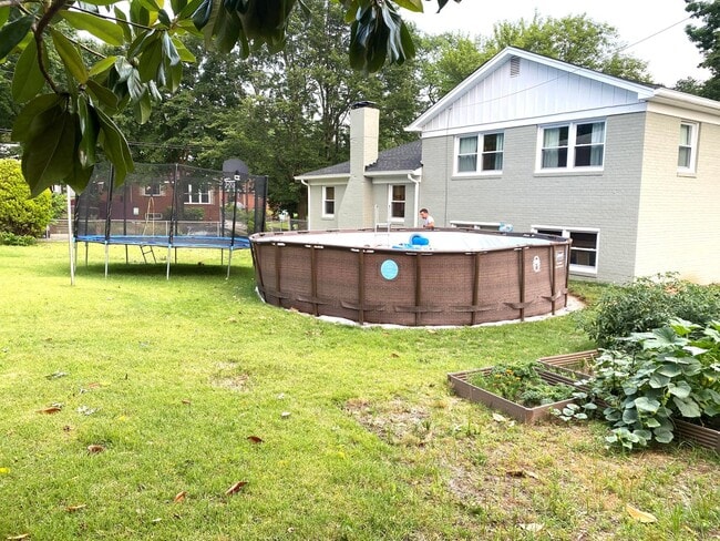 Building Photo - Beautifully remodeled 5 bed / 3 bath on pr...