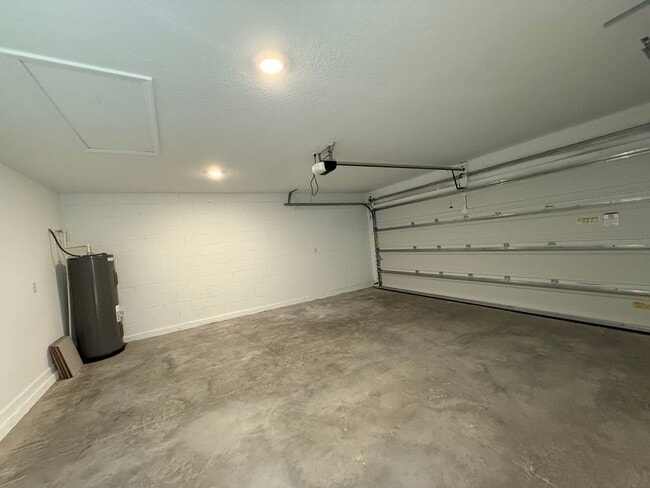 Building Photo - Beautiful 3 bedroom 2 bathroom house