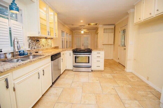 Building Photo - 3 Bedroom, 2 Bathroom in the Forest Acres Area - Available July 2026!