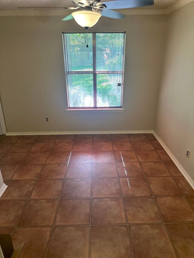 Building Photo - Available Now!  3-Bedroom, 2-Bathroom Spri...