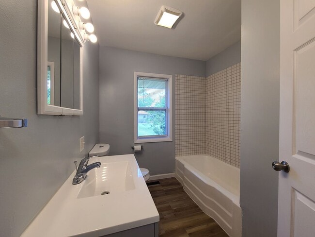 Building Photo - Spacious 4-Bed, 2-Bath Updated Home in Ben...