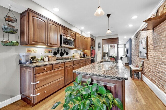 Building Photo - 307 S Chapel St