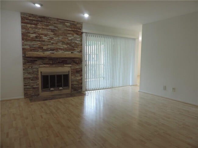 Building Photo - 68 Springhedge Ct St