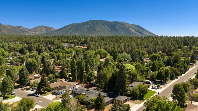 Building Photo - Reburbished 3bd/2ba, 2,275 sq ft home in Coconino Estates close to Hospital, park, downtown Flags...