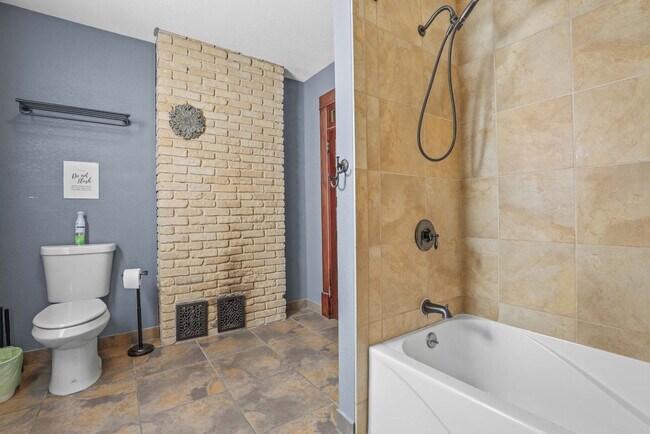 Building Photo - 924 Capital St