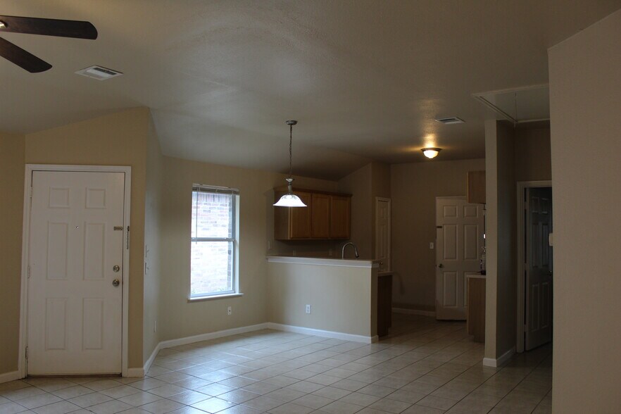 Building Photo - 402 Masters Ave